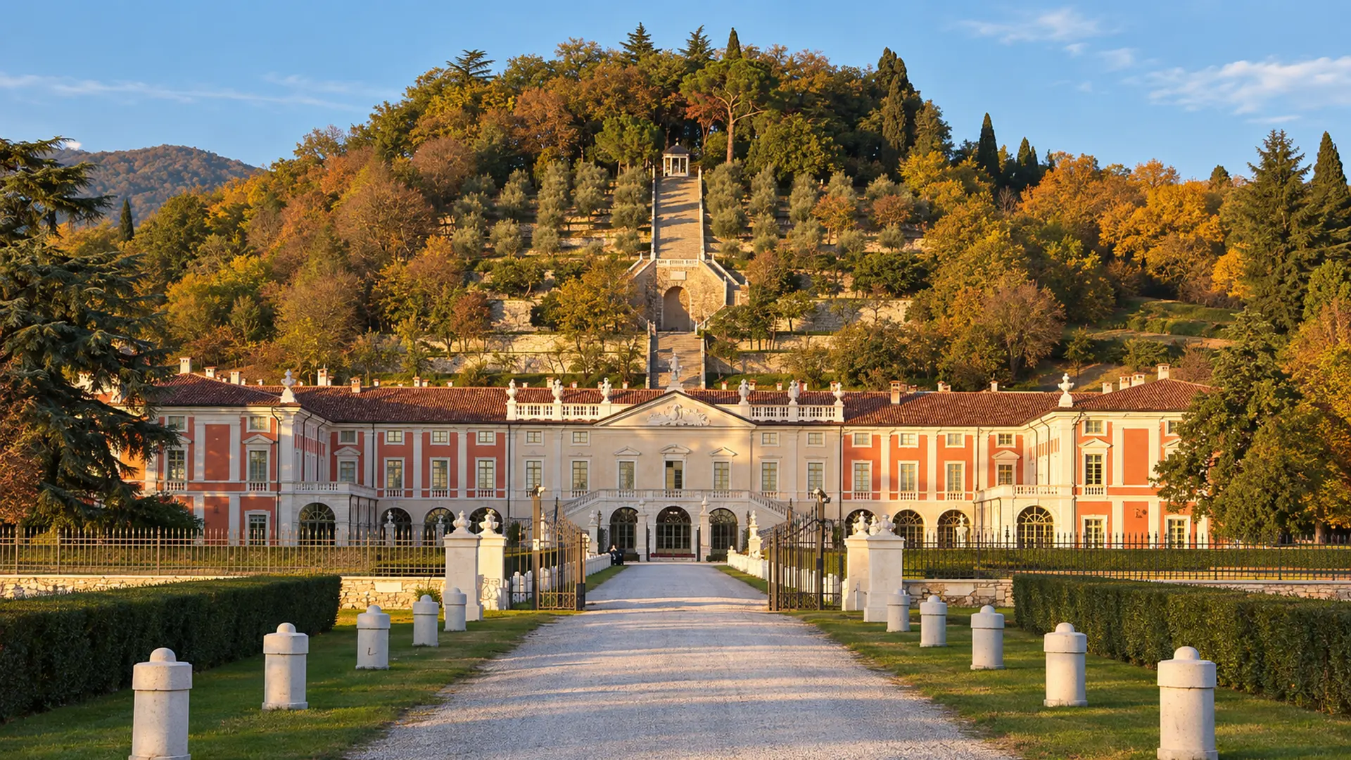 Veduta di una villa storica con il giardino terrazzato sul colle a Rezzato, area servita dalla web agency per siti web e landing page