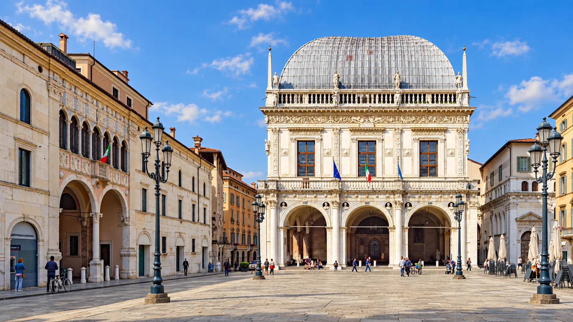 Veduta di una piazza con portici nel centro di Brescia, sede della web agency per la creazione di siti web