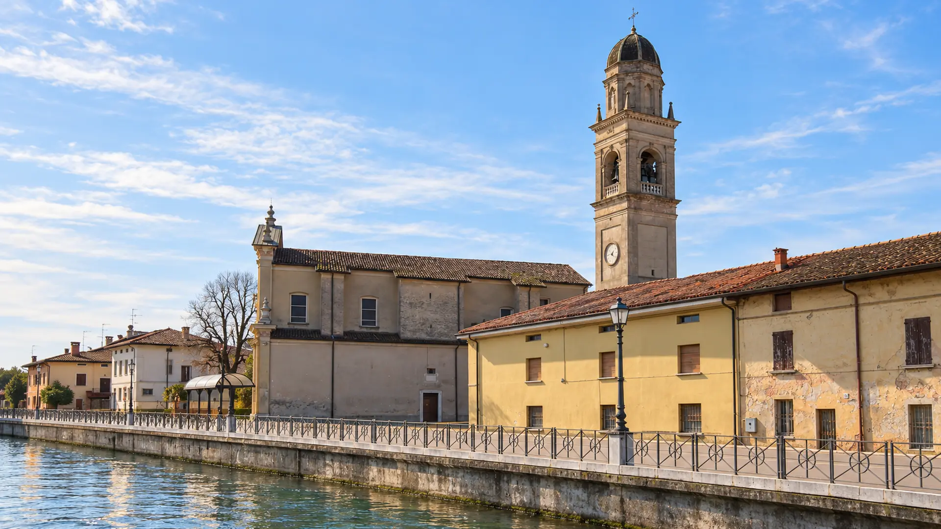 Veduta del centro di Isorella con il campanile e il canale, area servita dalla web agency per siti web e landing page
