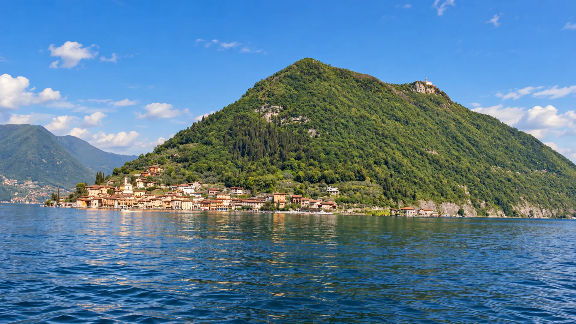 Veduta di un borgo in riva al lago, area servita dalla web agency in provincia di Brescia