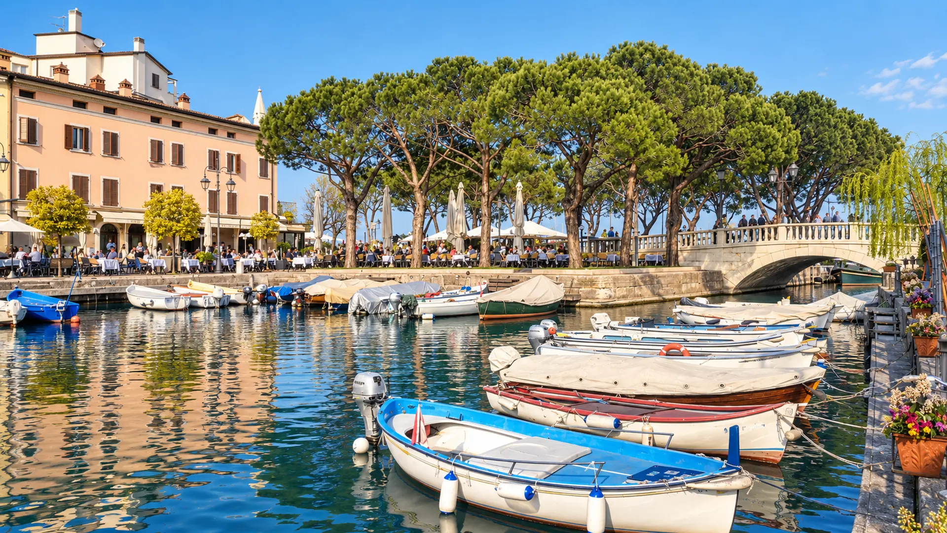 Veduta del porto e del centro di Desenzano del Garda, area servita dalla web agency per siti web e landing page
