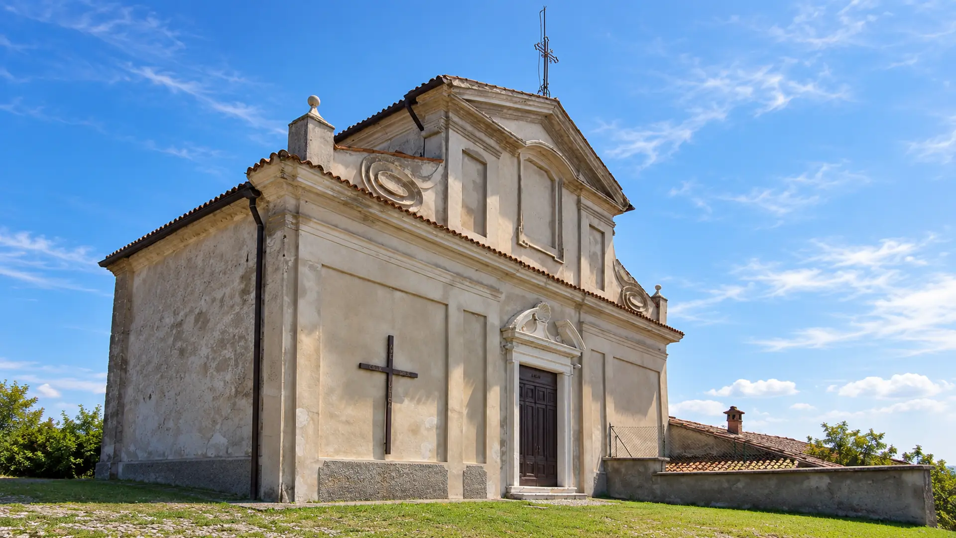 Veduta di una chiesa su un colle a Calvagese della Riviera, area servita dalla web agency per siti web e landing page