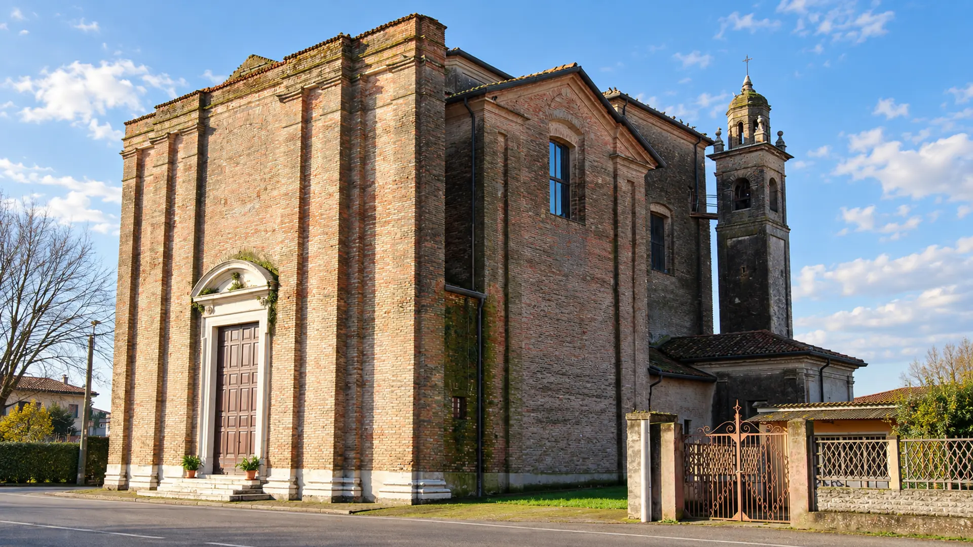 Veduta di una chiesa storica in mattoni ad Acquafredda, area servita dalla web agency per siti web e landing page
