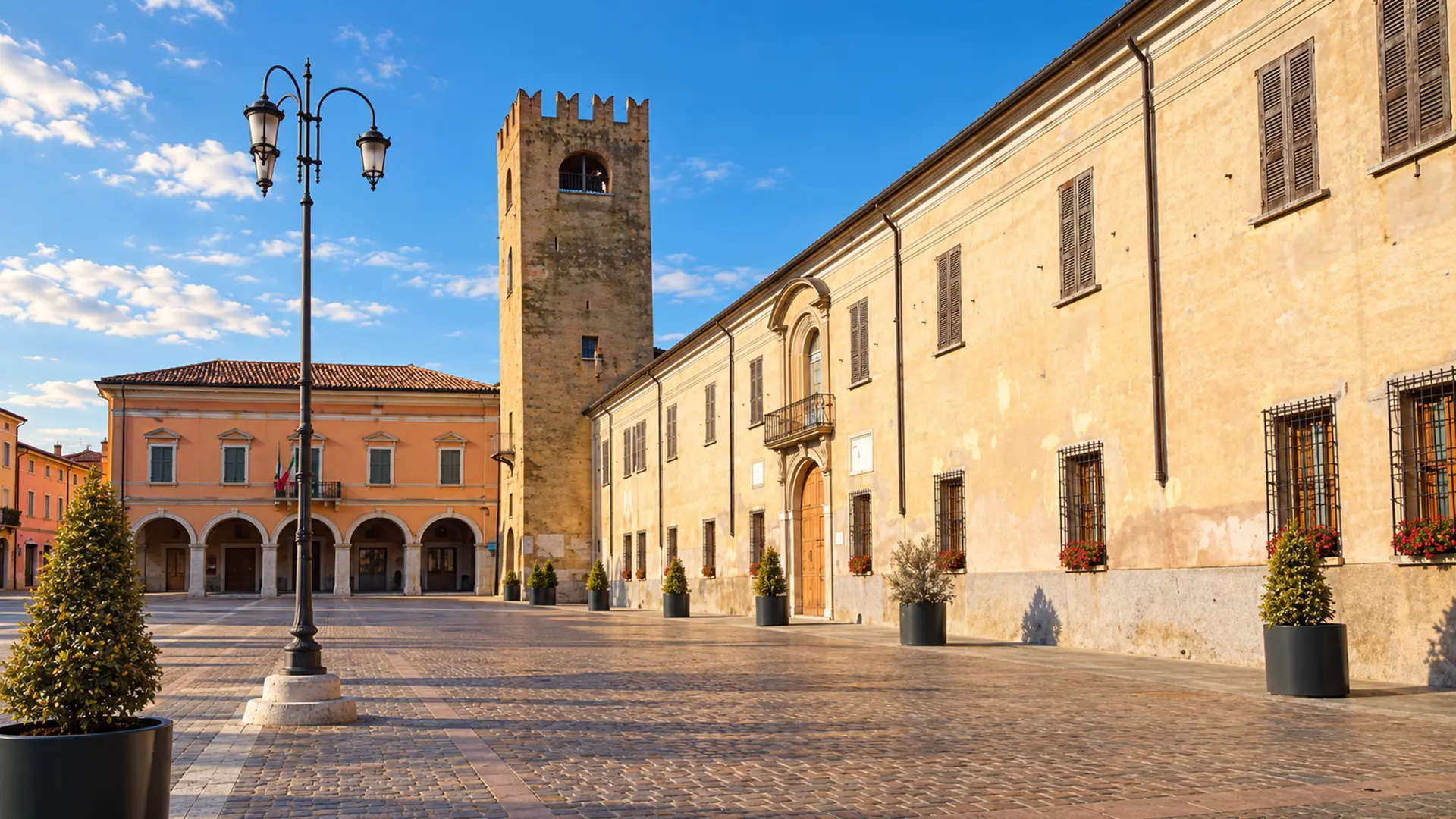 Veduta della piazza con la torre medievale di Castel Goffredo, area servita dalla web agency per siti web e landing page